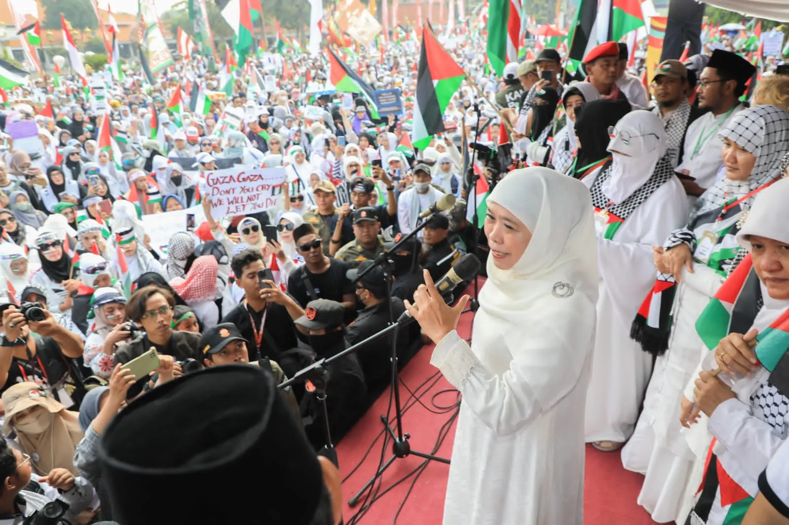 Pimpin Aksi Bela Palestina, Khofifah Ajak Masyarakat Dukung Lewat Doa dan Donasi