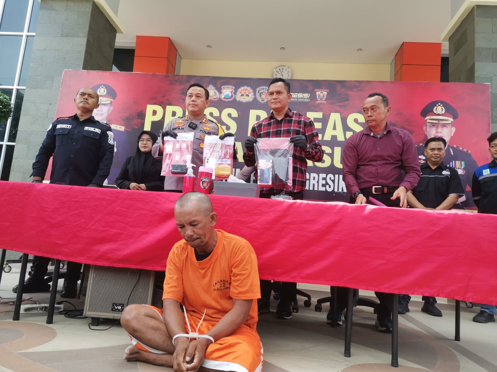 Polres Gresik saat merilis kasus peredaran narkoba oleh bandar bernama Supandi, warga asal Pulau Bawean. (Istimewa)