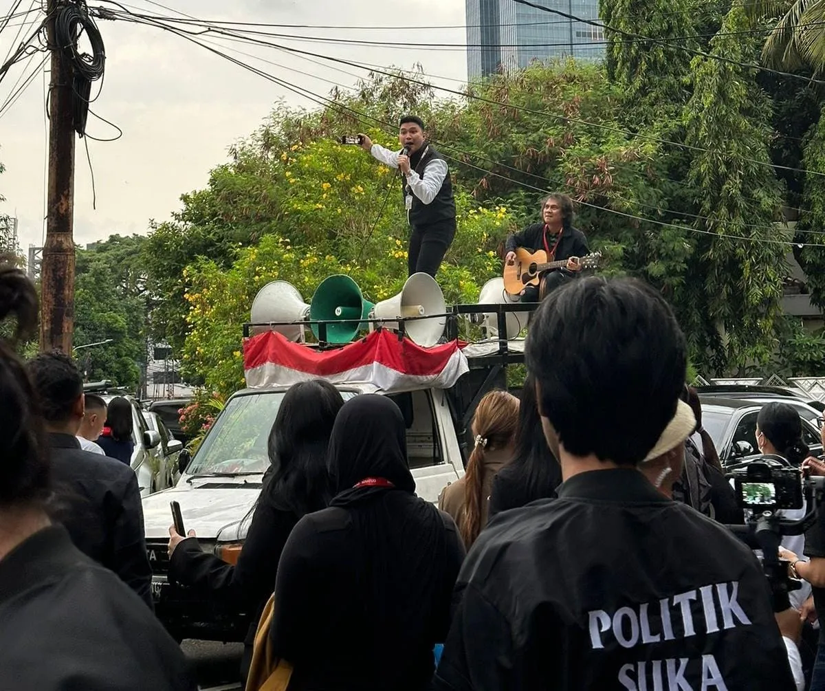 Aldi Taher Tampil Kocak Hibur Relawan Ganjar-Mahfud di KPU