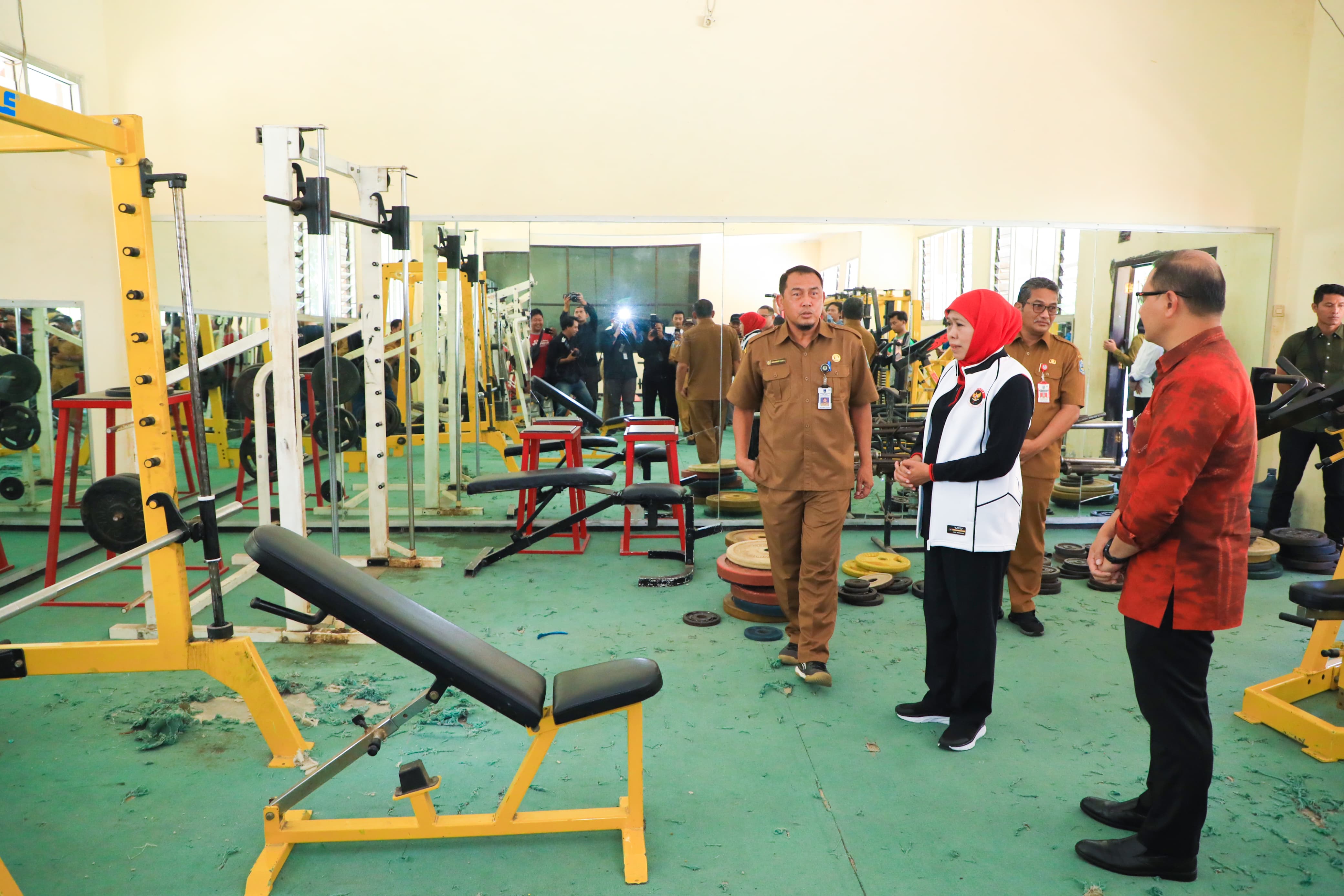 Gubernur Jatim Khofifah Indar Parawansa meninjau sekolah SMAN Olahraga Jatim di Sidoarjo. (Dok: Humas Pemprov Jatim)