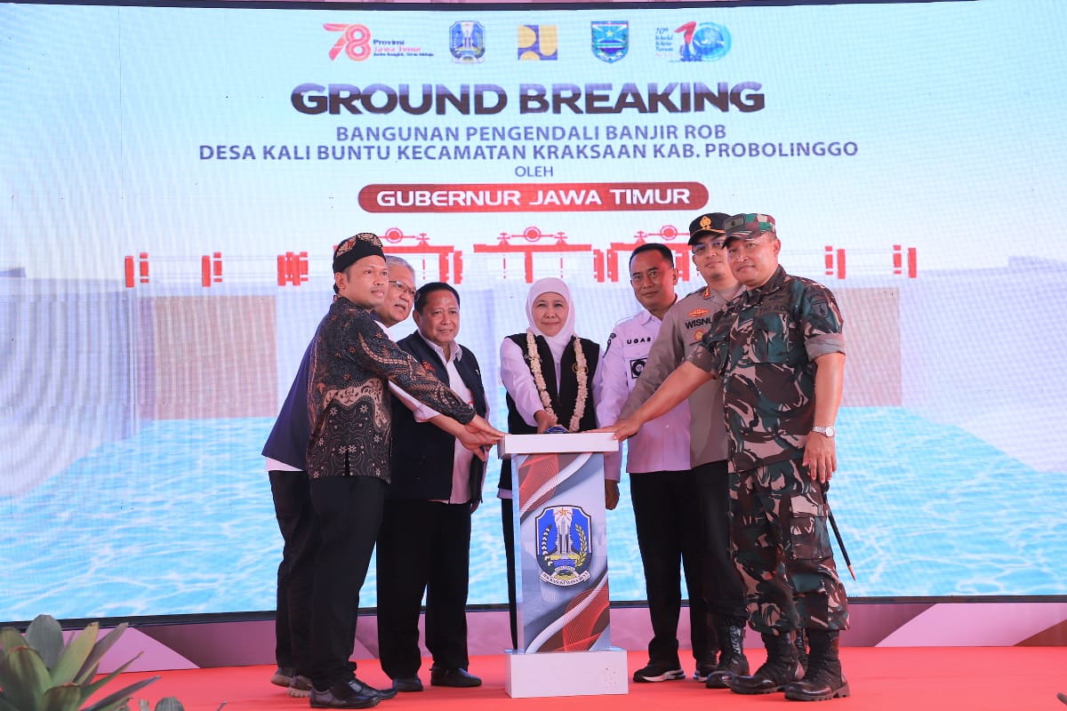 Gubernur Jawa Timur Khofifah Indar Parawansa melakukan ground breaking bangunan pengendali banjir rob di Desa Kalibuntu, Kecamatan Kraksaan, Kabupaten Probolinggo. (Dok: Humas Pemprov Jatim)