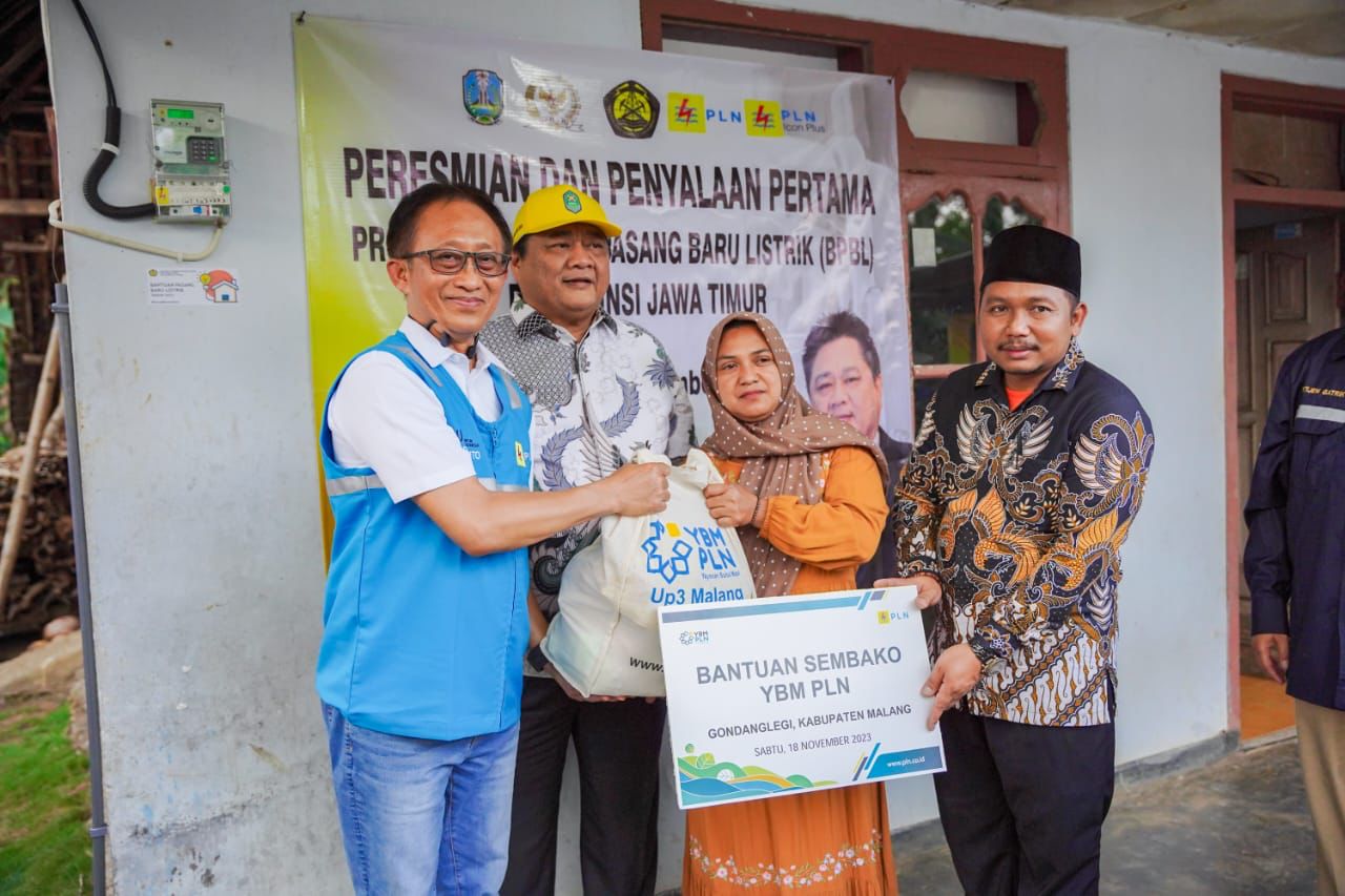 Petugas PLN menyerahkan bantuan sambung listrik baru warga tak mampu di Malang. (Dok: Humas PLN UID Jatim)