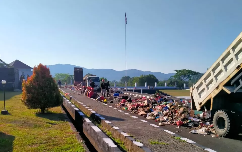 Gegara Gaji 6 Bulan Tak Dibayar, Petugas Kebersihan Buang Sampah di Kantor Bupati Seram Barat