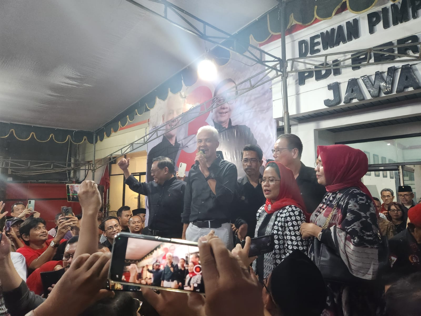 Capres Ganjar Pranowo saat menyapa relawan dan kader banteng di Kantor DPD PDIP Jawa Timur. (Dok: Jurnas.net)