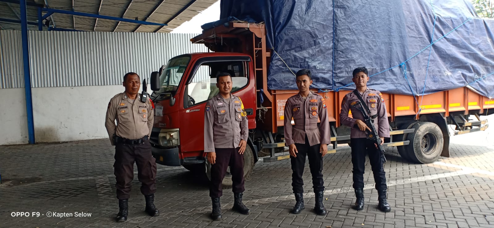 Personil Polrestabes Surabaya saat jaga gudang logistik Pemilu 2024. (Dok: Humas Polrestabes Surabaya)