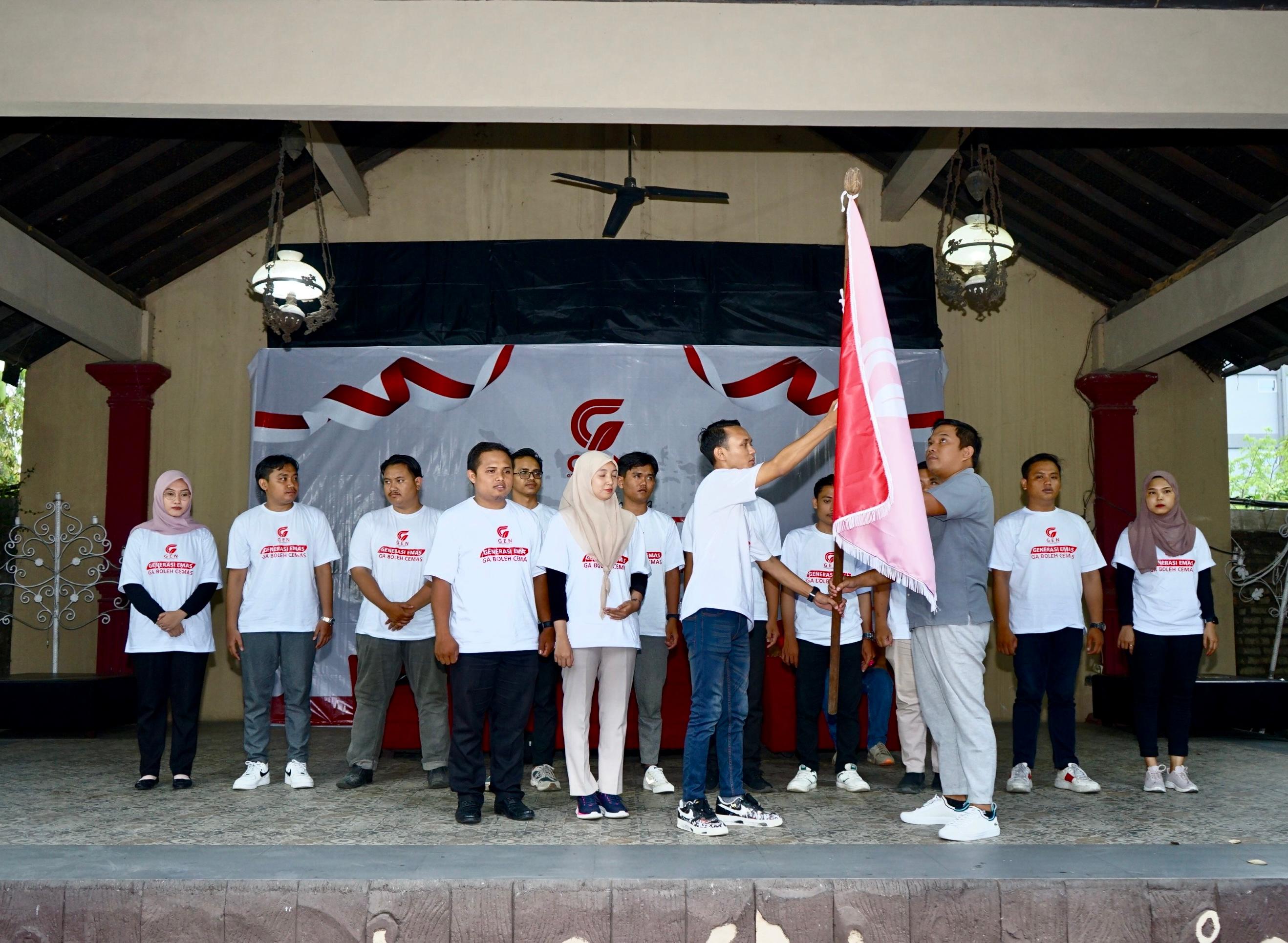 Ketua Dewan Pembina GEN Jatim Moh. Mukit (abu-abu) serahkan bendera pataka ke Ketua GEN Jatim Muh. Romli. (Dok: Jurnas.net)