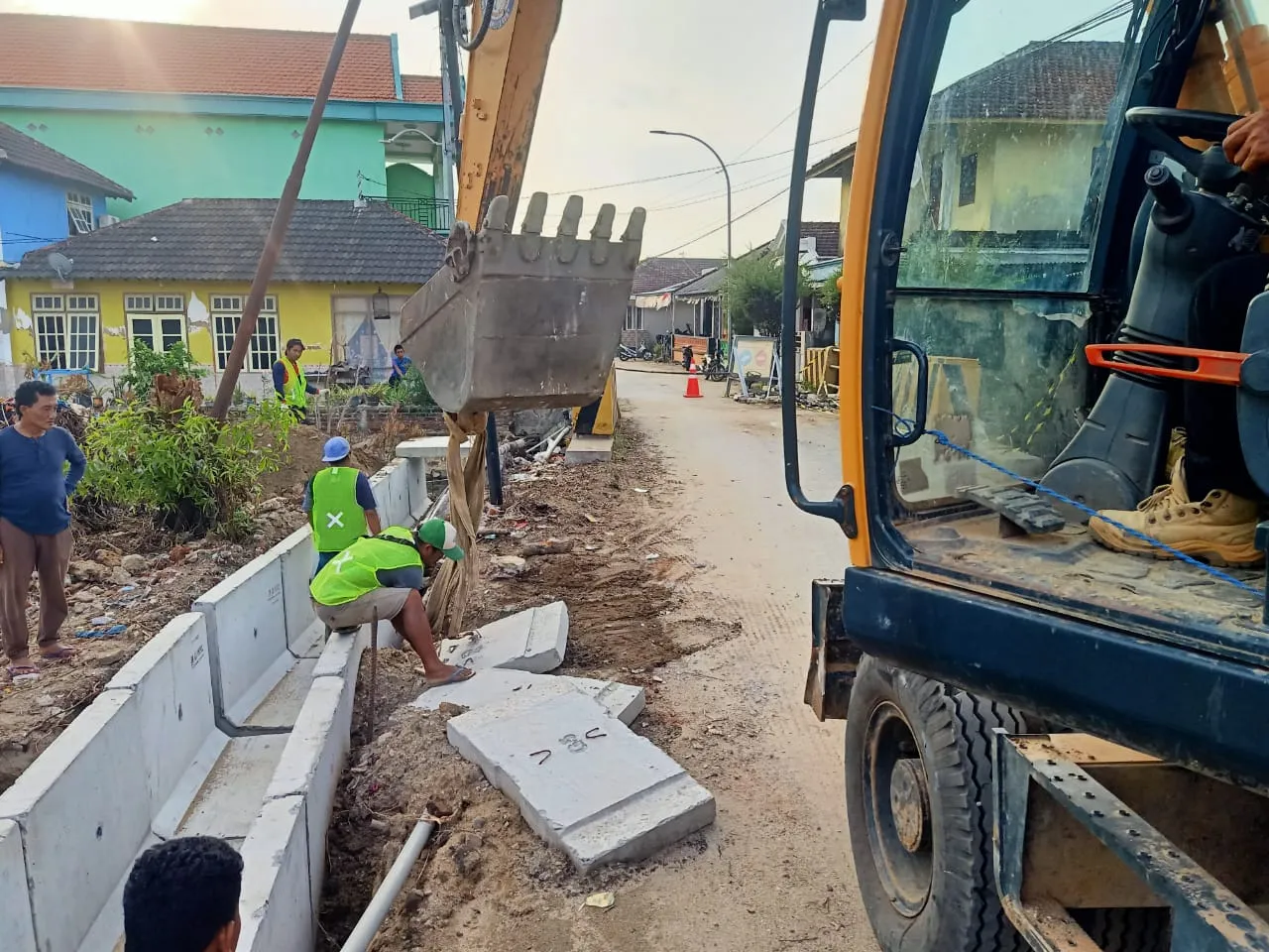 Tak Profesional, Warga Protes Proyek Jalan Poros Tengah Pulau Bawean 