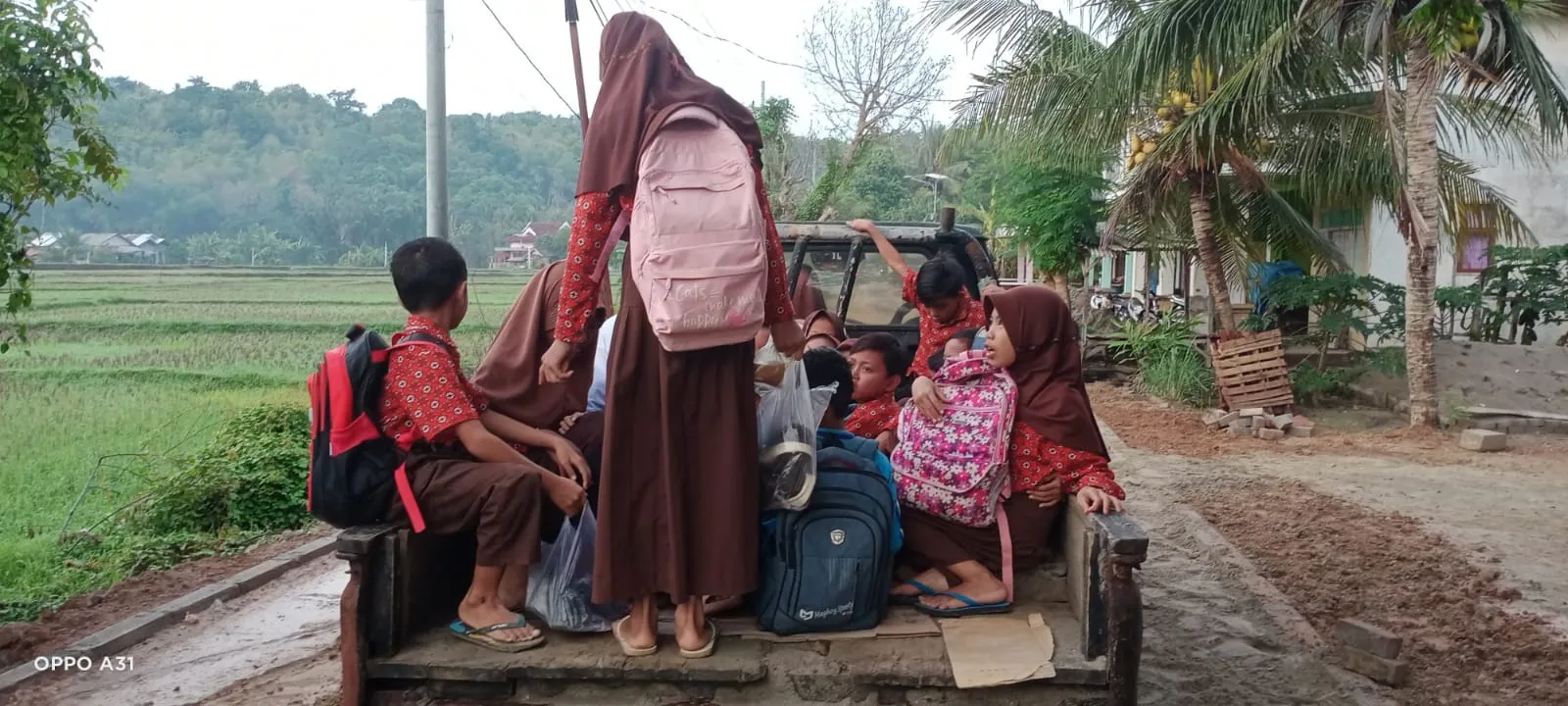 Aktifitas Warga Lumpuh, Dampak Proyek Jalan Poros Bawean Dibanjiri Lumpur