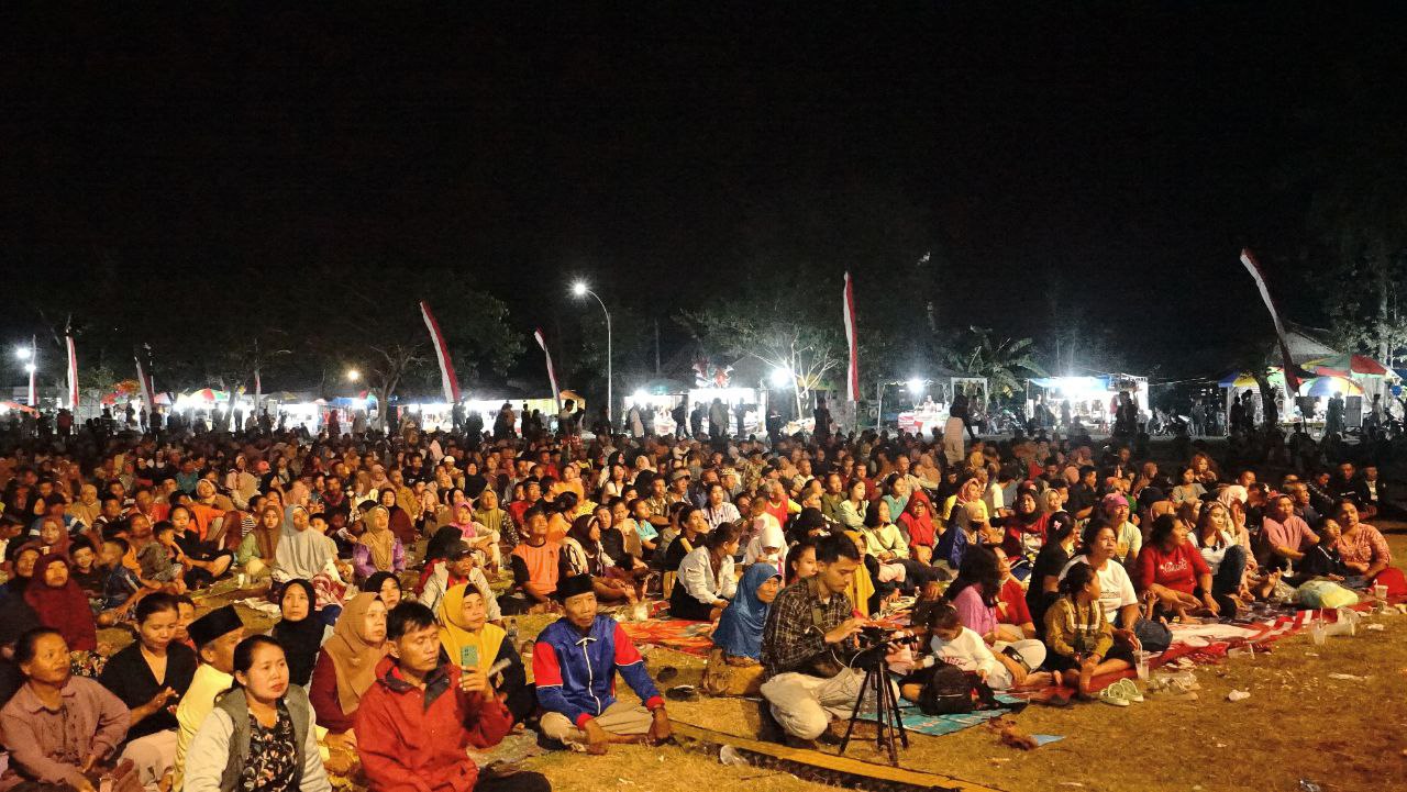 Ribuan masyarakat Banyuwangi, menggelar tasyakuran atas penerimaan sertifikat hak pengelolaan tanah (SK Biru), dalam program tanah obyek reforma agraria (TORA). (Dok: Humas Pemkab Banyuwangi)