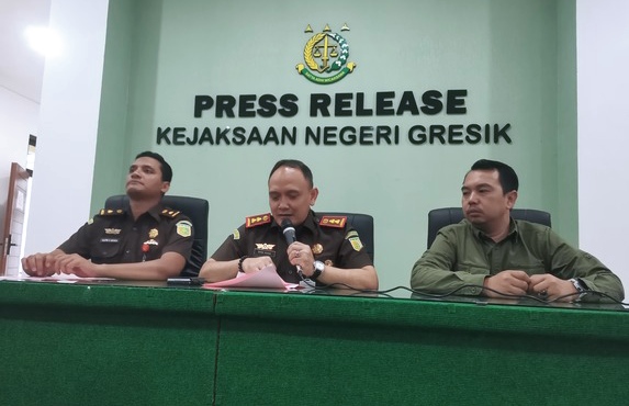 Dari kiri Kasi Pidsus Kejari Gresik Alifin Nurahmana Wanda, Kepala Kejari Gresik Nana Riana, dan Kasi Intel Kejari Gresik Raden Achmad Nur Rizki. (Istimewa)