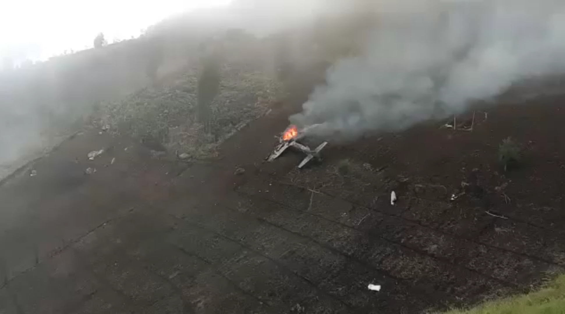 Pesawat milik TNI AU saat meledak setelah jatuh di area Perhutani di Pasuruan, Jawa Timur. (istimewa)