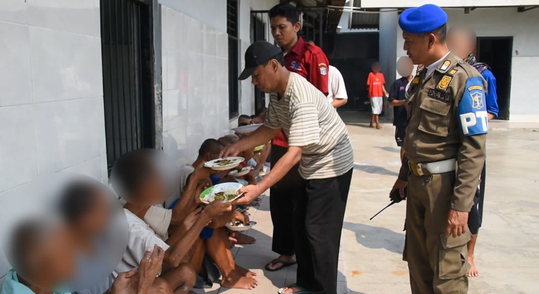 Pengemis viral (pakai topi) saat melayani penghuni liponsos Surabaya. (Dok: Humas Pemkot Surabaya)