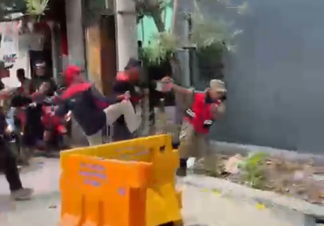 Buruh tendang petugas Satpol PP Surabaya saat aksi demo. (Tangkapan layar video)