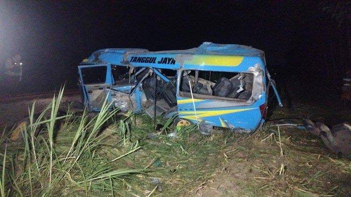 Kondisi mobil Elf setelah ditabrak Kreta Api (KA) Probowangi di Kabupaten Lumajang, Jatim. (Istimewa)