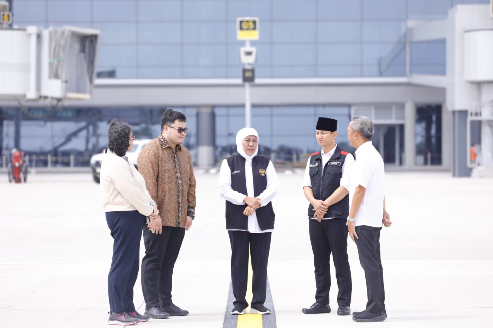 Gubernur Jawa Timur Khofifah Indar Parawansa meninjau persiapan operasional Bandara Internasional Dhoho di Kabupaten Kediri. (Dok: Humas Pemprov Jatim)