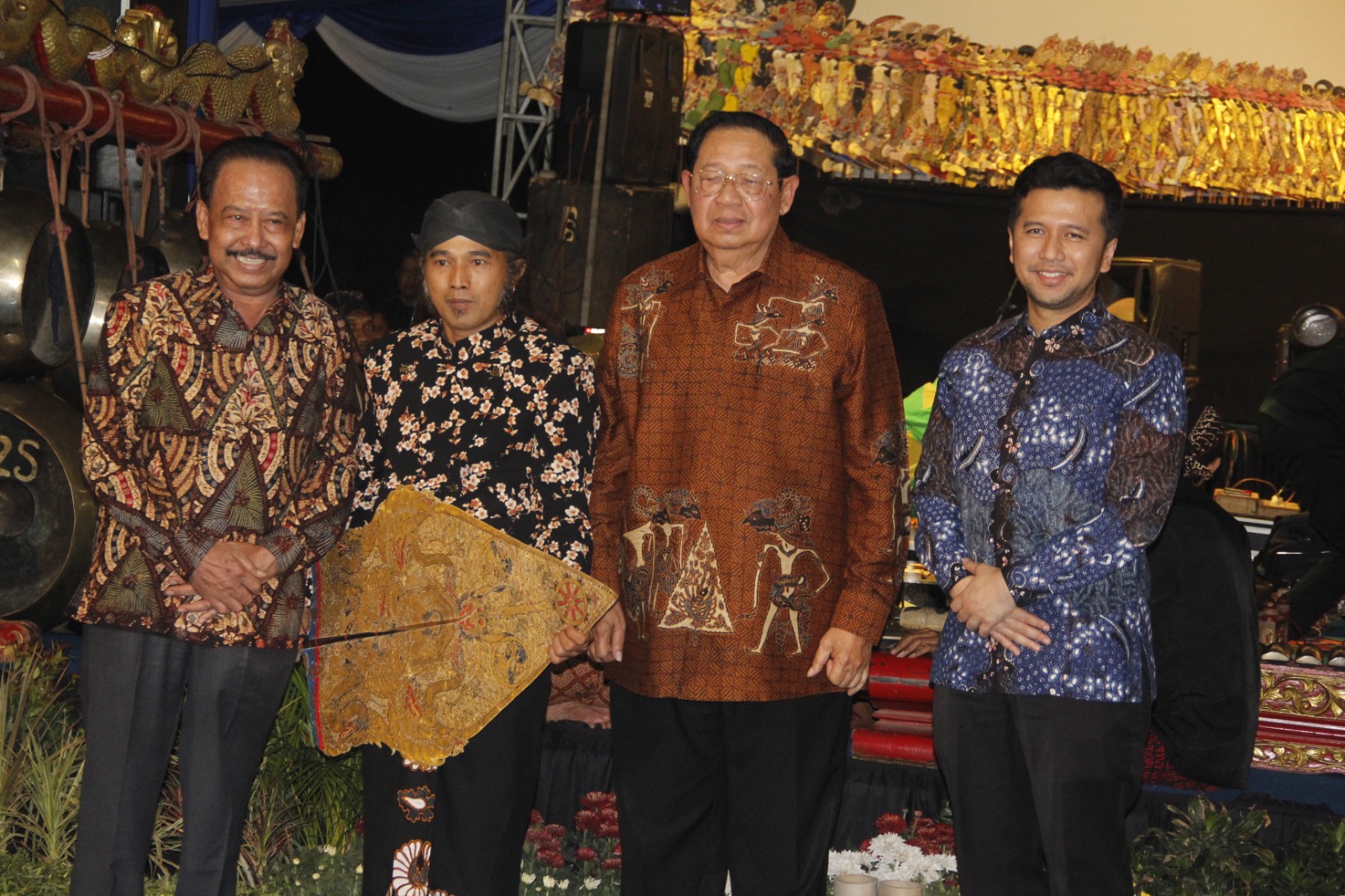 SBY (batik coklat) didampingi Emil Dardak (batik biru) di sela nobar wayang kulit di Kediri. (Istimewa)