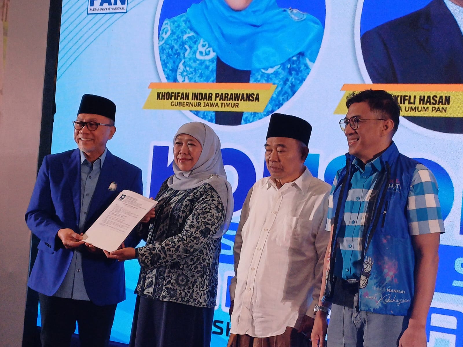 Ketua Umum PAN Zulkifli Hasan menyerahkan surat rekomendasi kepada Gubernur Jawa Timur, Khofifah Indar Parawansa untuk kembali maju pada Pilgub Jatim 2024. (Dok: Jurnas.net)