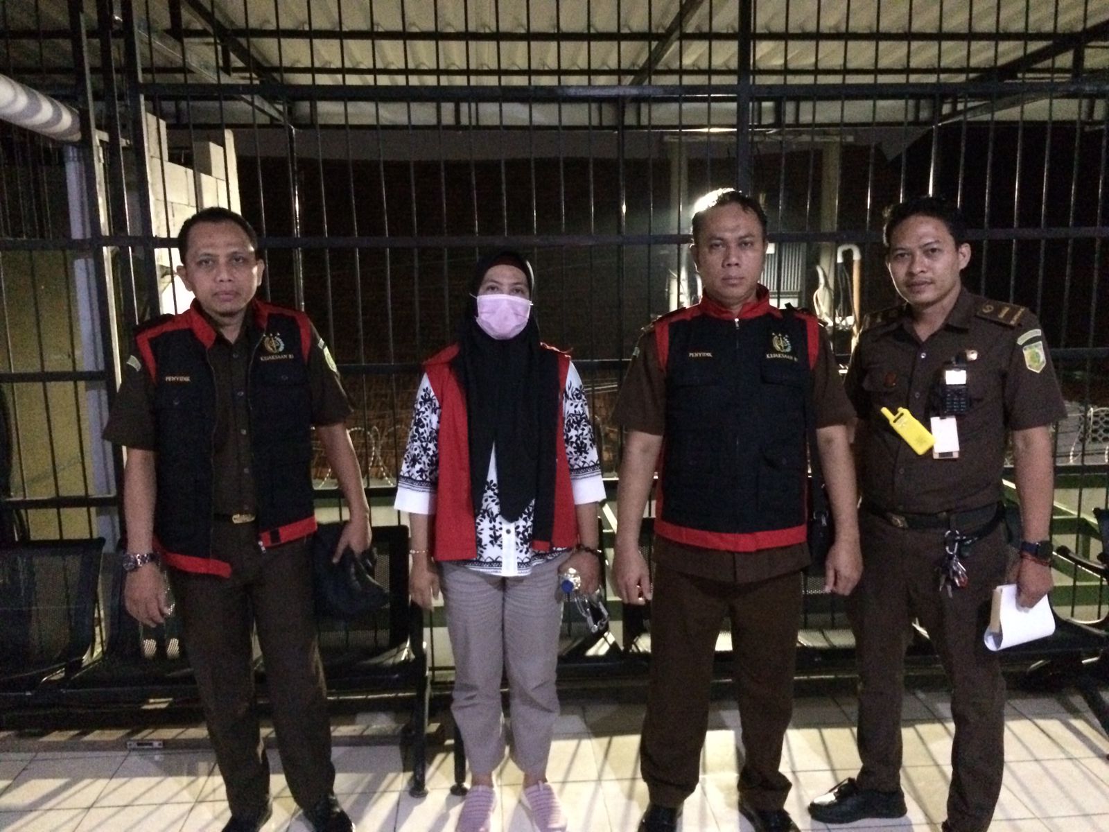 Petugas Kejati Jatim hendak membawa tersangka eks Kepala Departemen Pengadaan PT IMS ke tahanan. (Dok: Jurnas.net)