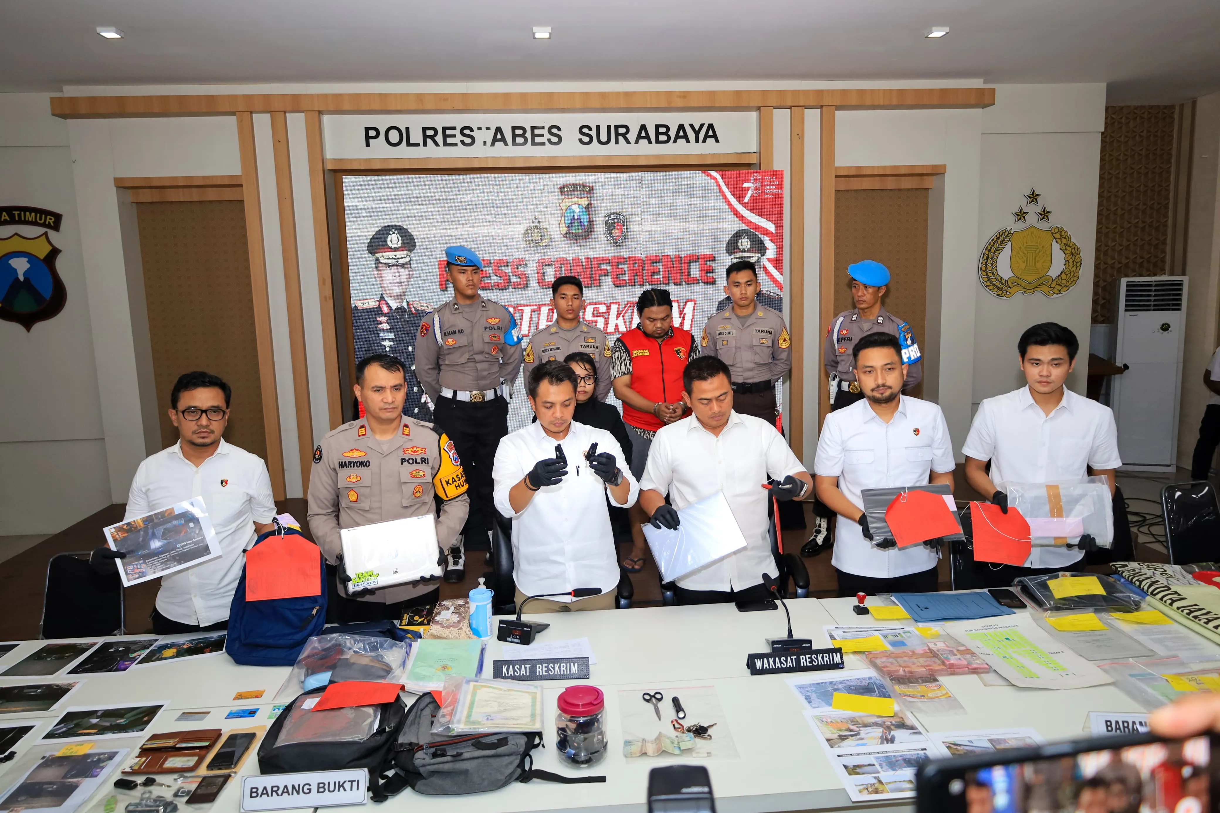 Polrestabes Surabaya Tangkap Tersangka Pencurian Spesialis Pecah Kaca Mobil