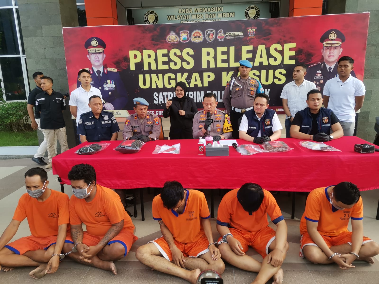 Para tersangka pembunuhan dan penadah saat diamankan di Mapolres Gresik. (Dok: Jurnas.net)