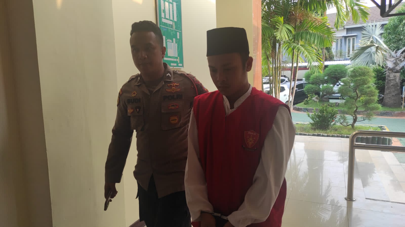 Terdakwa saat meninggalkan ruang sidang tertutup kasus asusila di Pengadilan Negeri (PN) Gresik (dok: Jurnas.net)