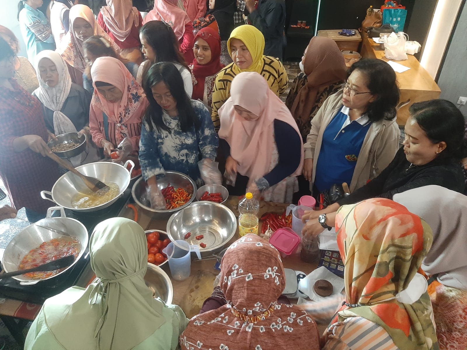Emak-emak pelaku UMKM belajar membuat olahan sambal sebagai pelengkap produk kuliner. (Istimewa)