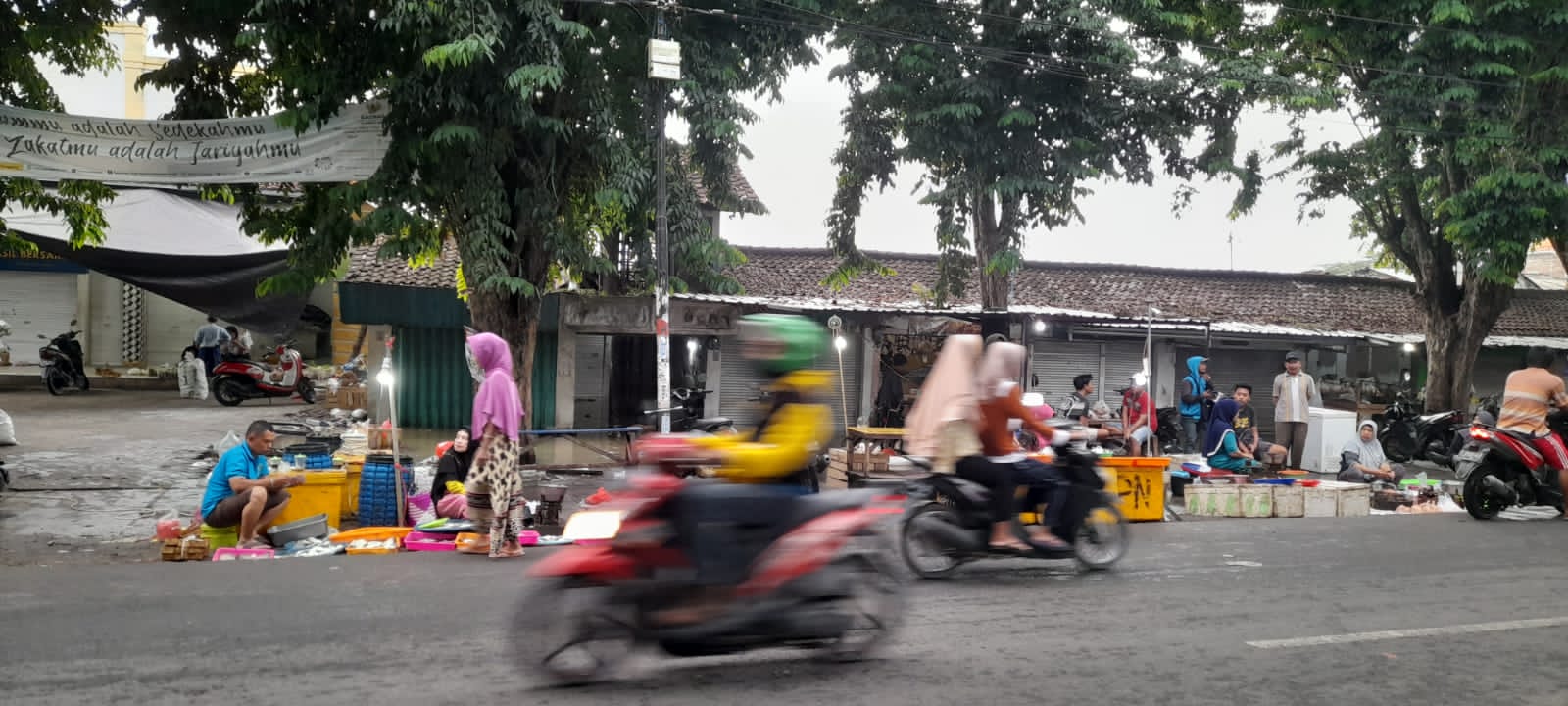Salah satu desa di Kecamatan Benjeng, Desa Kedungrukem, mulai surut dari banjir luapan Sungai Kali Lamong (Dok: Jurnas.net)