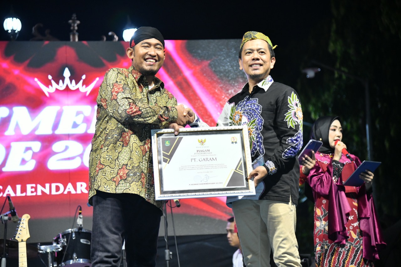 Bupati Achmad Fauzi Wongsojudo (blangkon hitam) saat menyerahkan penghargaan. (Dok: Humas Pemkab Sumenep)