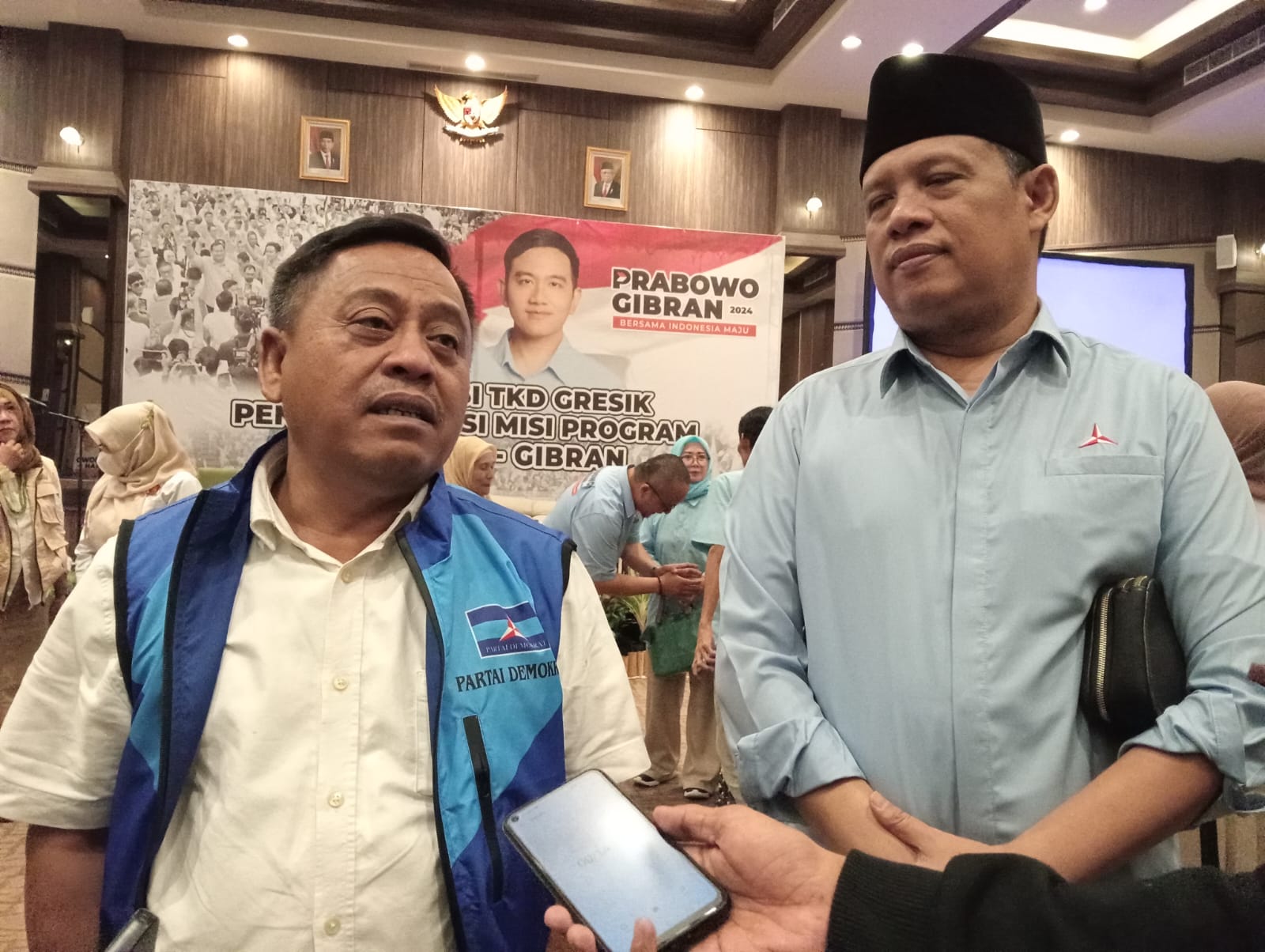 Ketua Bapilu DPD PD Jatim Samwil (rompi biru), didampingi Ketua DPC Demokrat Gresik Supriyanto. (dok: Jurnas.net)