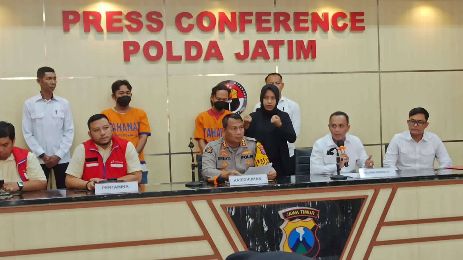 Polda Jatim merilis kasus penyelewengan bahan bakar minyak (BBM) jenis solar di SPBU kawasan Sumorame, Candi, Kabupaten Sidoarjo. (Dok: Humas Polda Jatim)