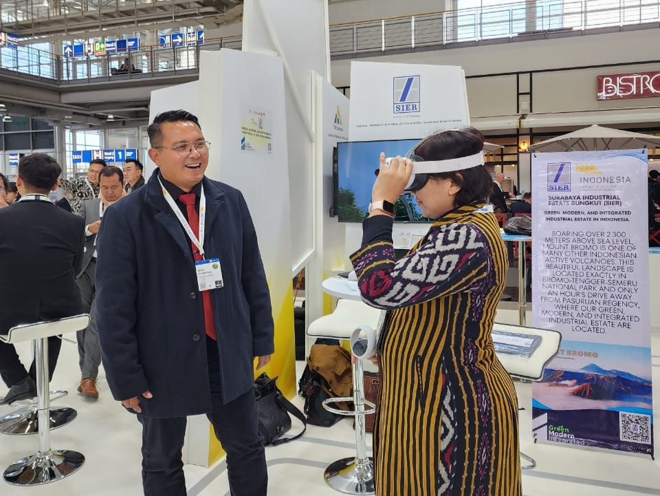 Dirut SIER Didik Prasetyo menunjukkan Aplikasi AR/VR SIER kepada calon investor. (Dok: Humas PT SIER)