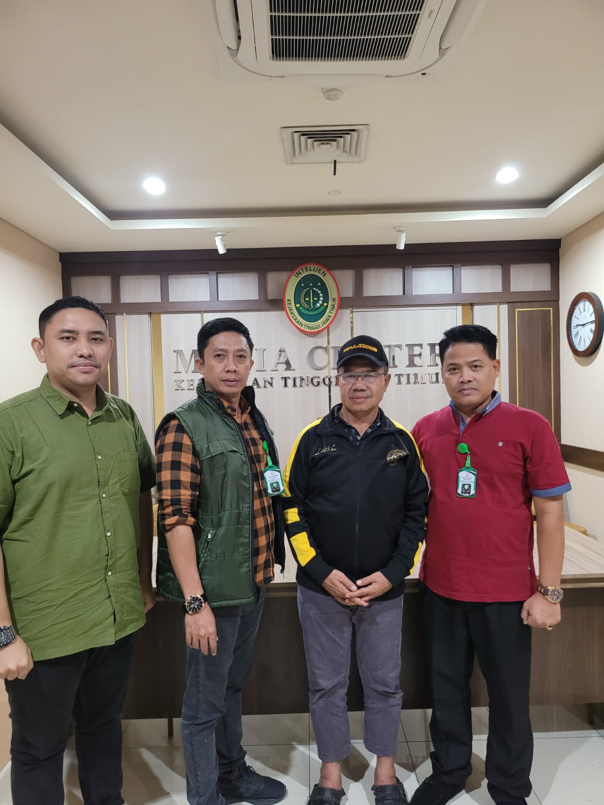 Kejati Jatim Menangkap AW (60) yang menjadi otak sindikasi pelaku kecurangan dalam tes seleksi calon pegawai negeri sipil (CPNS) Kejaksaan RI Tahun 2023. (Istimewa)