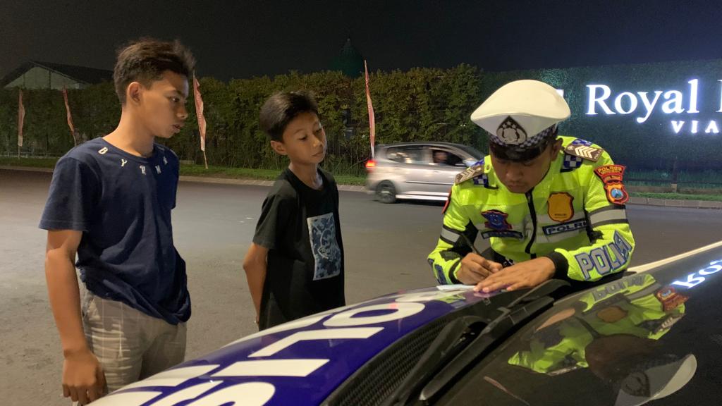 Petugas saat menilang kendaraan motor knalpot brong (dok: Jurnas.net)