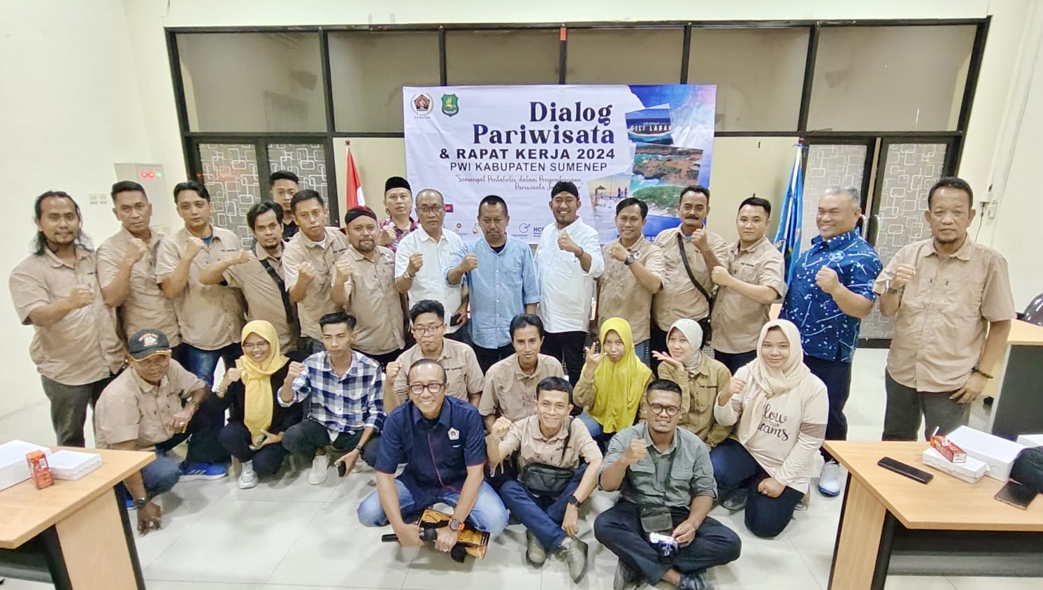 Bupati Sumenep Achmad Fauzi (blankon) menghadiri Dialog Pariwisata bersmaa PWI Jatim. (Dok: Jurnas.net)