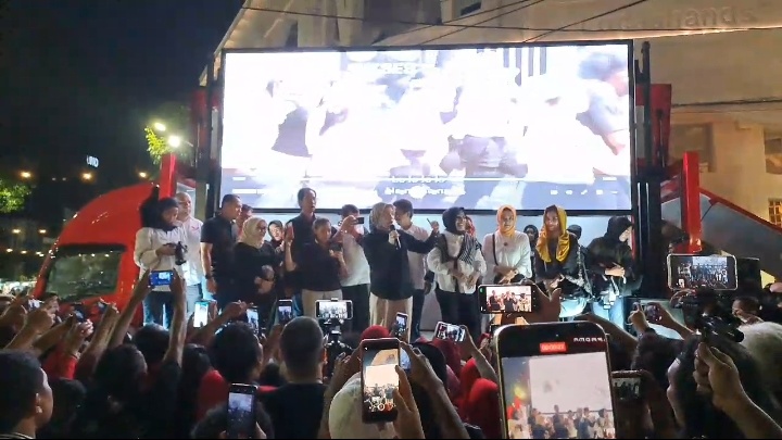 Istri Ganjar, Siti Aiqoh, Joget Salam Tiga Jari di Jalan Tunjungan Surabaya. (Dok: Jurnas.net)