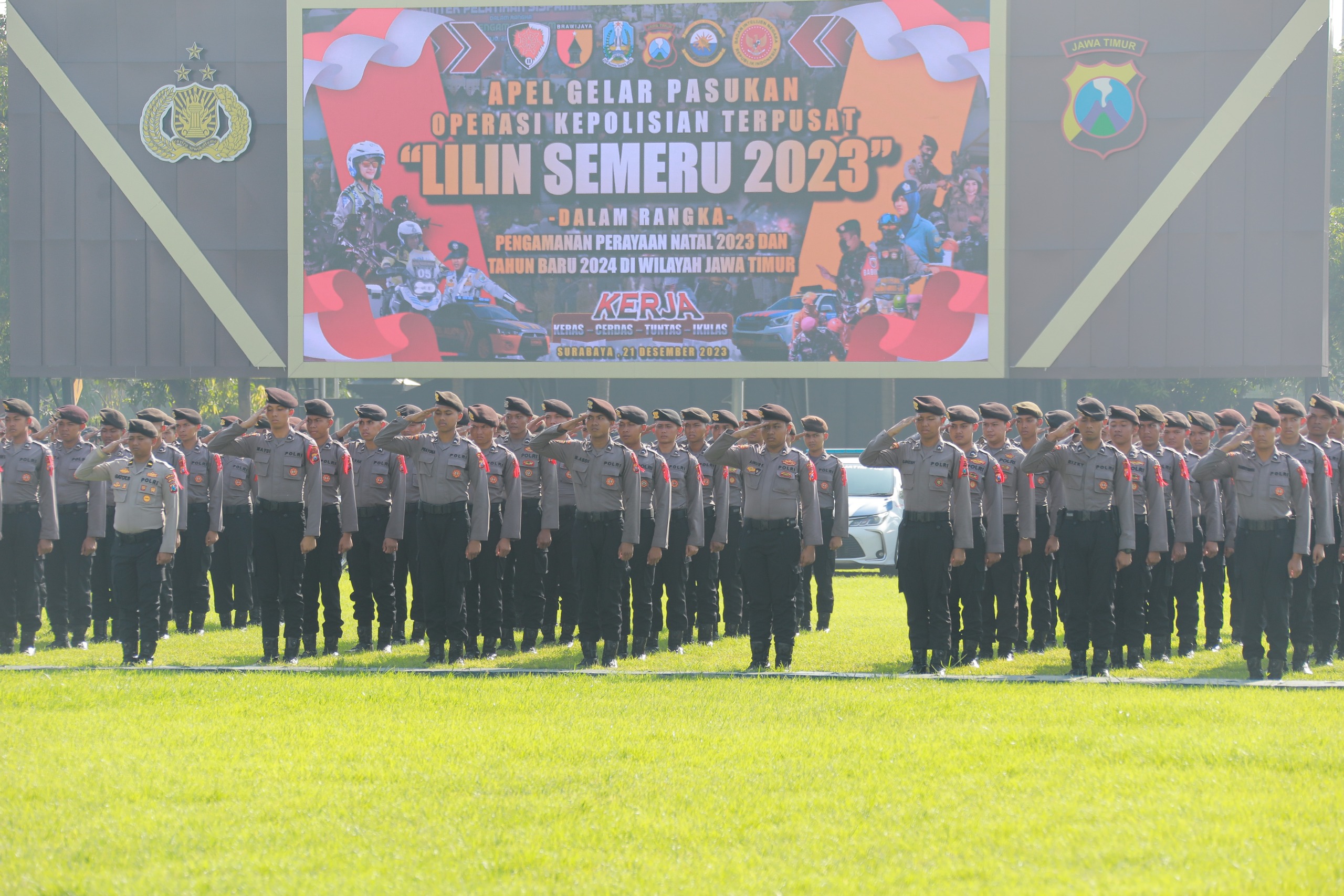 Polda Jatim saat menggelar apel siaga Operasi Lilin Semeru 2023 dan pengamanan sepanjang natal dan tahun baru 2024 di Mapolda Jatim. (Dok: Humas Polda Jatim)