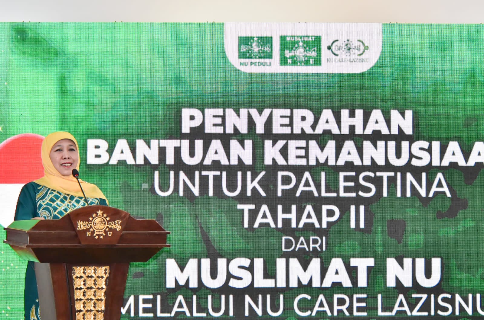 Ketua Umum PP Muslimat NU, Khofifah Indar Parawansa, saat menyerahkan bantuan kemanusiaan untuk Palestina ke PBNU. (Dok: Humas PP Muslimat NU)