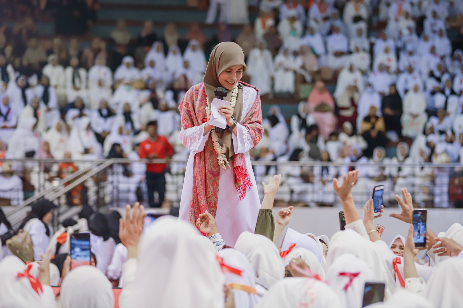 Siti Atiqoh, istri Ganjar Pranowo saat berkampanye di Surabaya. (Istimewa)