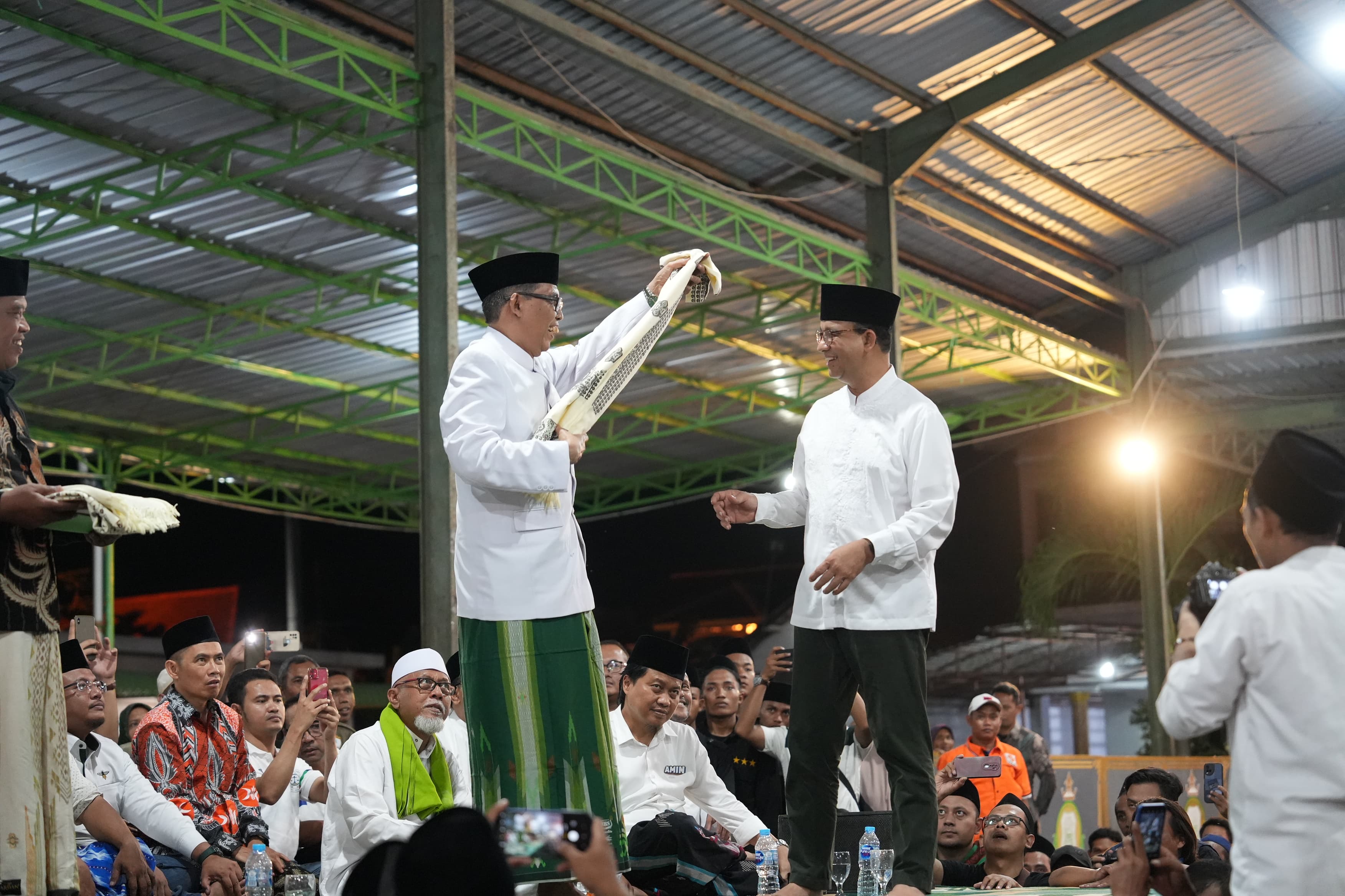 Capres Anies Baswedan saat berkunjung ke pondok pesantren Assalafiyah, Luwungragi, Brebes, Jawa Tengah. (Istimewa)