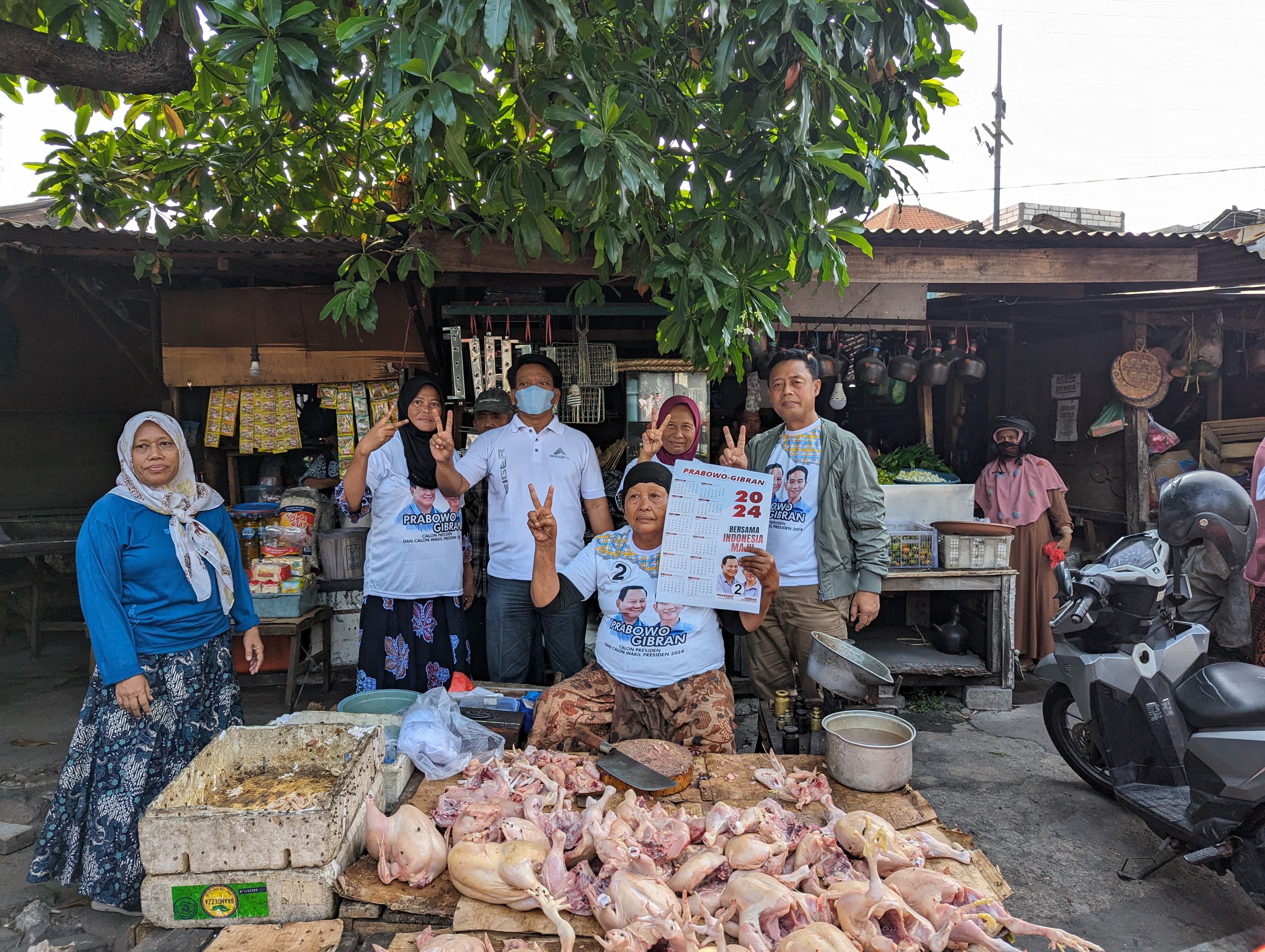 TKD Prabowo-Gibran Jatim secara khusus bahkan blusukan ke Pasar PPI di Jalan Gresik Kecamatan Krembangan Kota Surabaya. (Dok: Humas TKD Prabowo-Gibran Jatim)