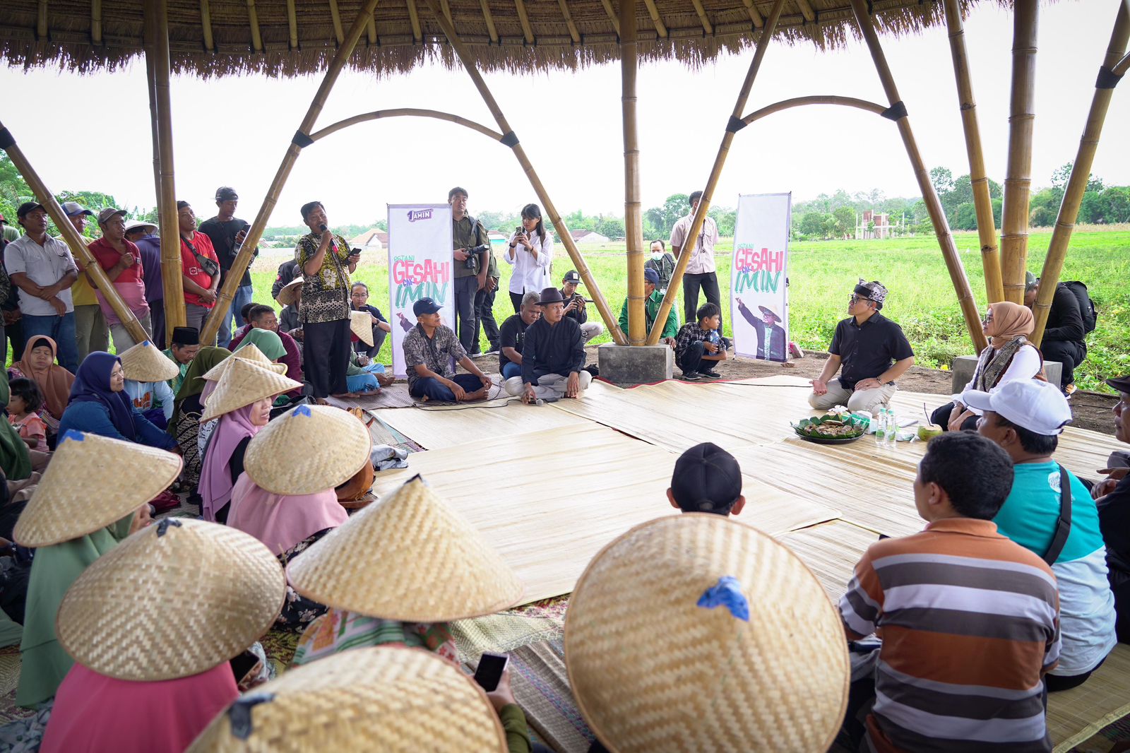 Cawapres 01 Muhaimin Iskandar saat bertemu petani di Betutu Tepi Sawah Ronggojampi, Kabupaten Banyuwangi. (Dok: Humas Timprov AMIN Jatim)