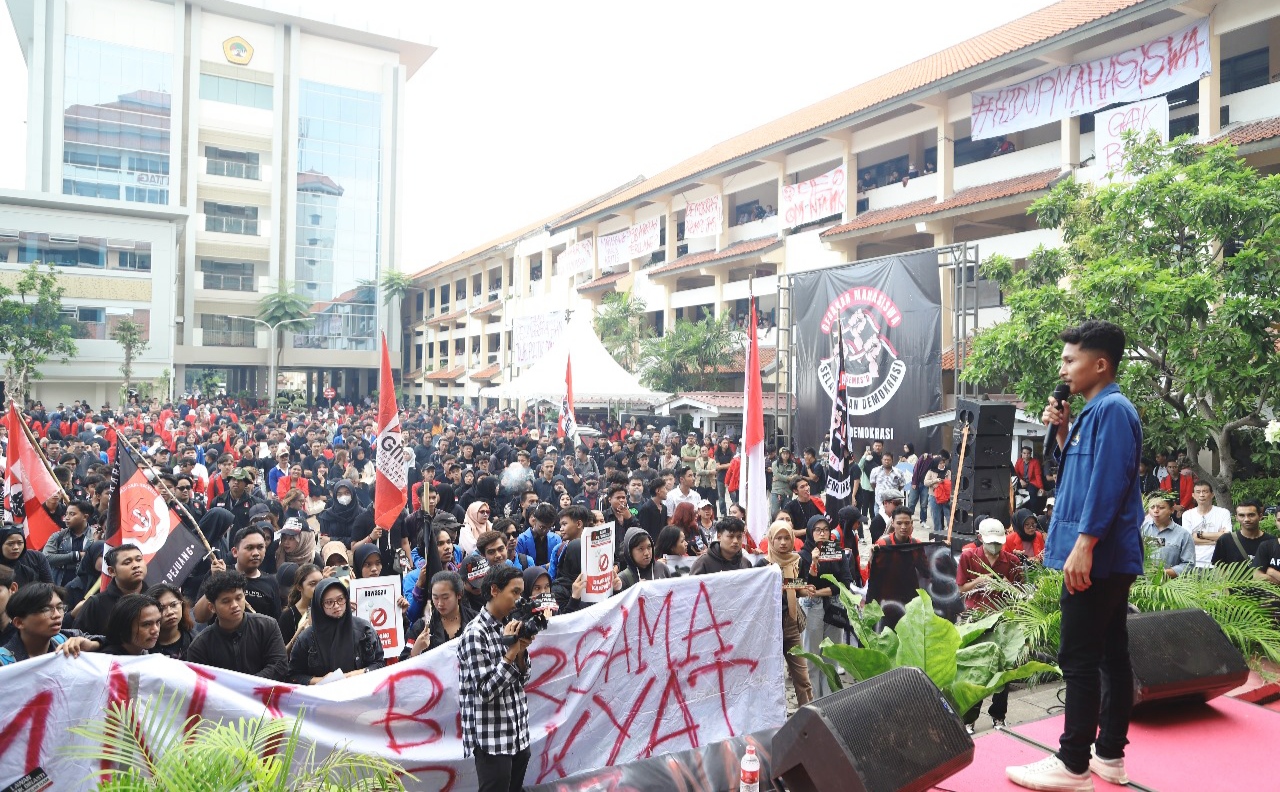Ribuan mahasiswa yang tergabung dalam Gerakan Mahasiswa Selamatkan Demokrasi (Gemas’d), menggelar Mimbar Bebas di Kampus Untag Surabaya. (Istimewa)