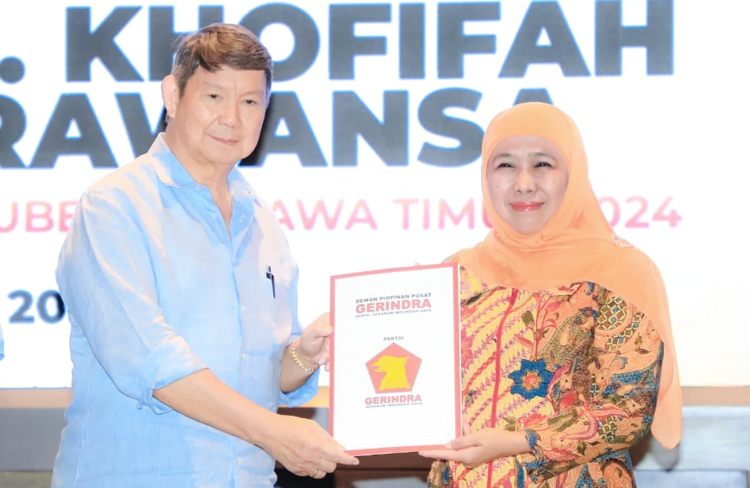 Wakil Ketua Dewan Pembina DPP Partai Gerindra, Hashim Djojohadikusumo, menyerahkan rekomendasi kepada Khofifah Indar Parawansa sebagai Cagub di Pilgub Jatim 2024. (Istimewa)