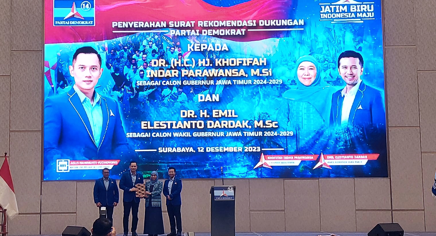 Ketua Umum Partai Demokrat, Agus Harimurti Yudhoyono (AHY), saat menyerahkan surat rekomendasi untuk Khofifah dan Emil Dardak maju di Pilgub Jatim 2024. (Dok: Jurnas.net)