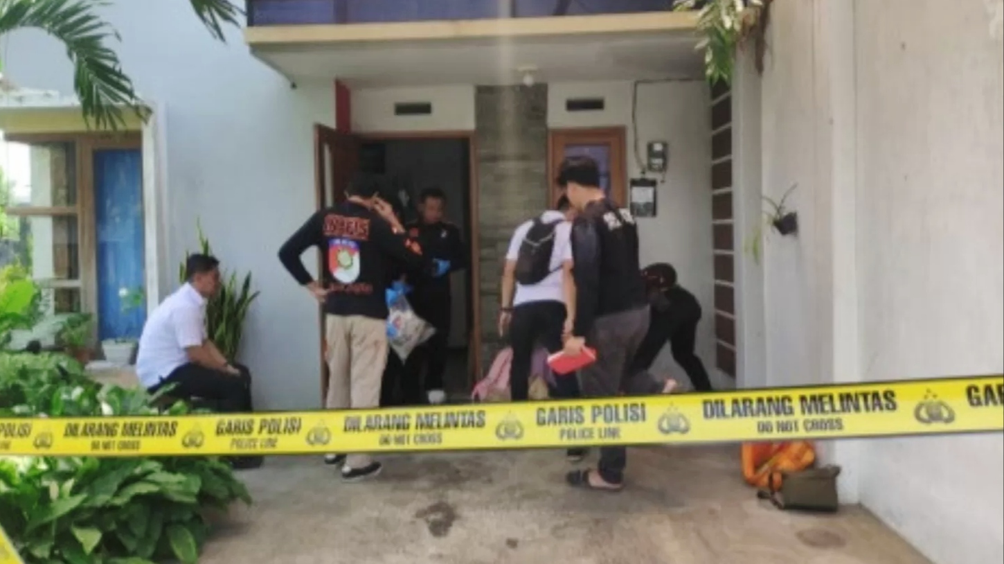 Polisi melakukan olah TKP di kediaman tewasnya satu keluarga di Malang. (Istimewa)