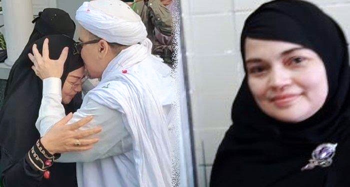 Habib Rizieq Sihab saat mencium istrinya Syarifah Fadlun Binti Yahya semasa hidupnya. (istimewa)