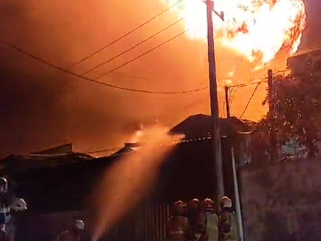 Sebuah gudang tiner di Jalan Kalianak Surabaya ludes terbakar. (Dok: Command Center 112 Surabaya)