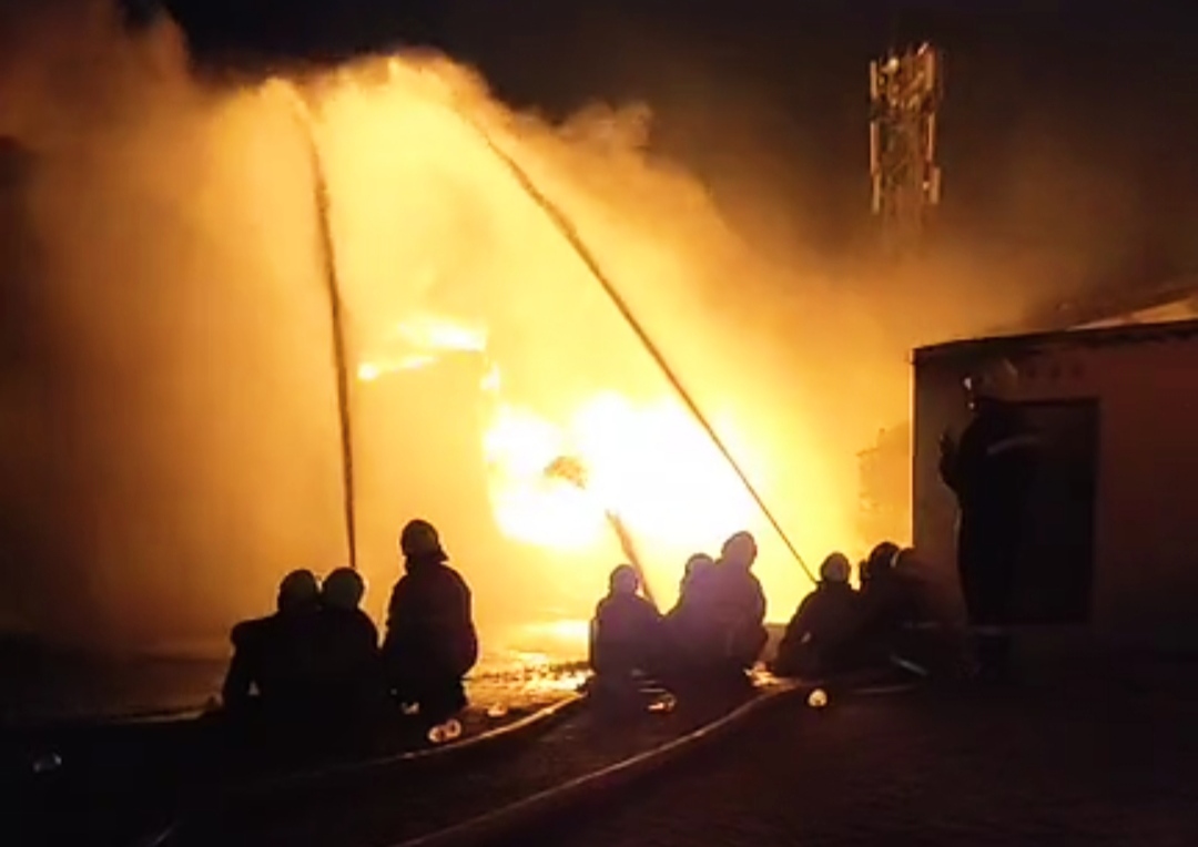 Sebuah gudang tiner di Jalan Kalianak Surabaya ludes terbakar. (Dok: Command Center 112 Surabaya)