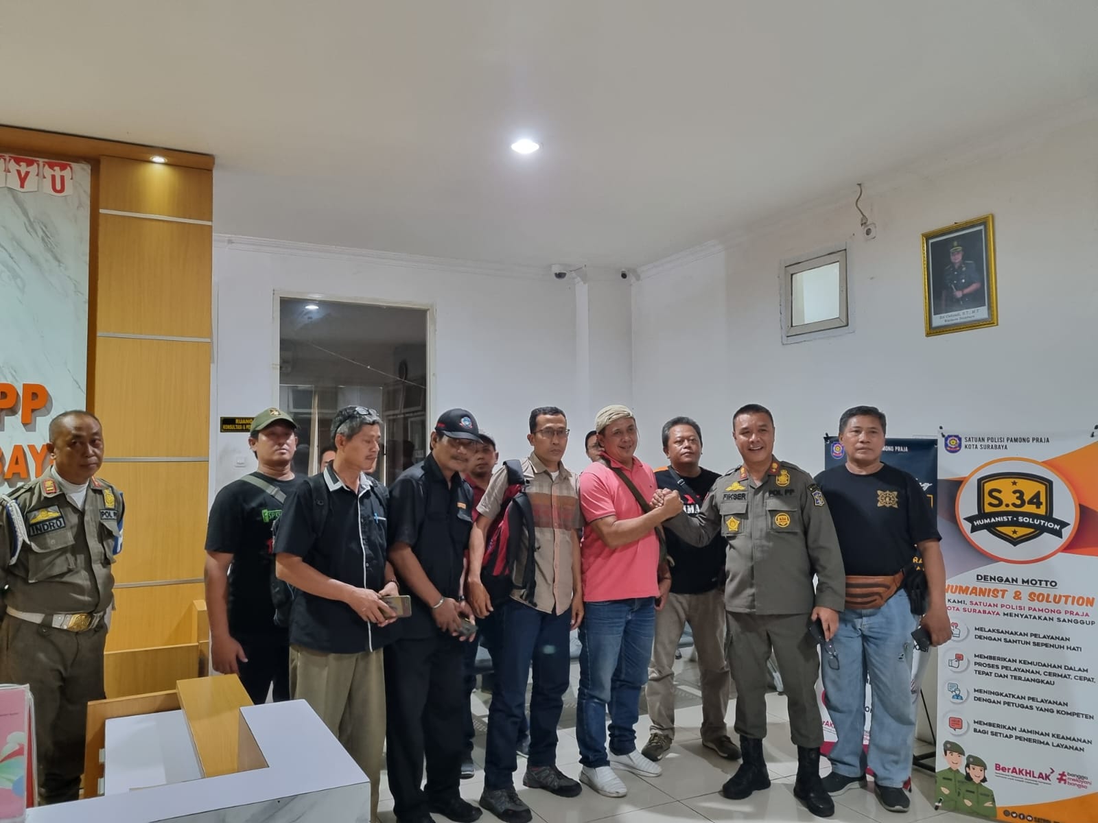 Kepala Satpol PP Surabaya, M. Fikser, menemui para buruh/serikat pekerja saat mendatangi kantor Satpol PP Kota Surabaya. (Dok: Humas Pemkot Surabaya)