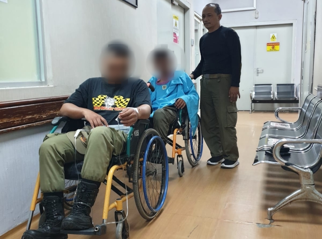 Dua petugas Satpol PP Surabaya akhirnya bisa pulang, setelah menjalani perawatan di RS. (Dok: Humas Pemkot Surabaya)